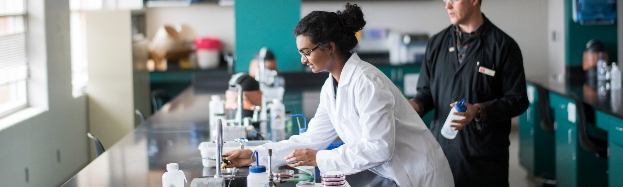 Image of Biomedical Science undergraduate student in a GVSU lab.