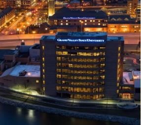 Picture of downtown Grand Rapids campus at night