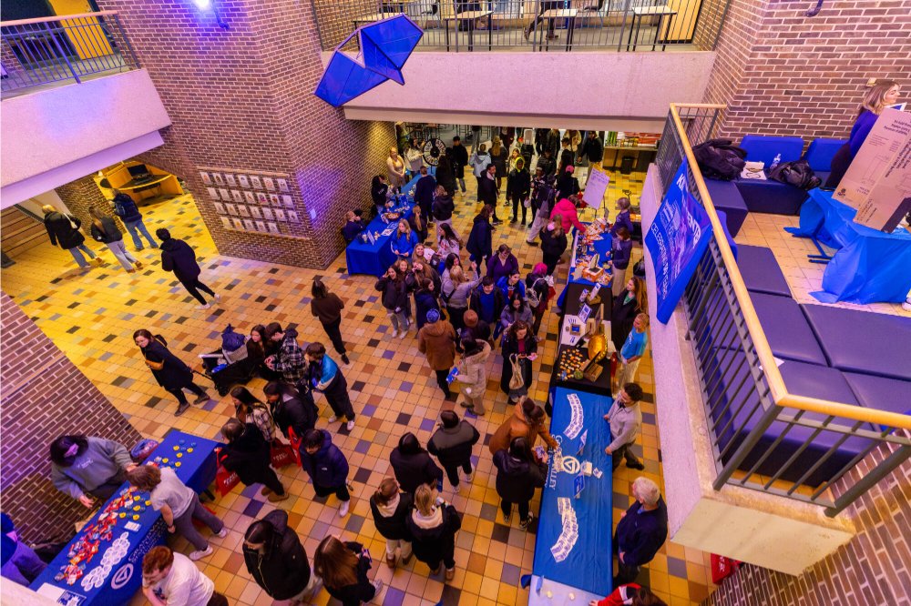 Bird's eye view of the Kirkhof lobby filled with students tabling