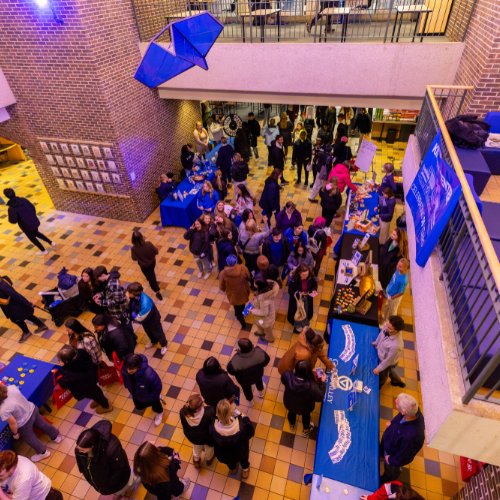 Bird's eye view of the Kirkhof lobby filled with students tabling