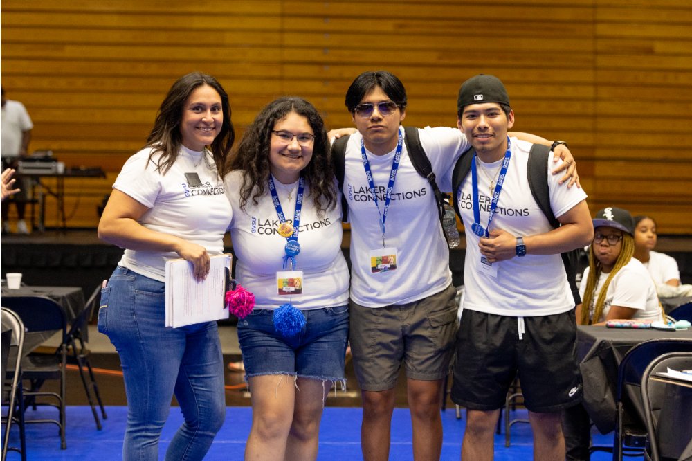 Laker Familia Orientation group shot