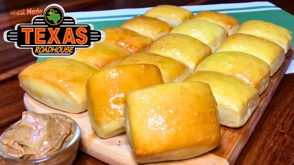 Buttery dinner rolls and text that says "Texas Roadhouse"