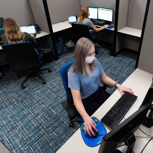 Graduate and undergraduate nursing students at computers analyzing wayfinding data.