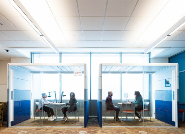 Students utilize the Digital Creator Lab in the GVSU Mary Idema Pew Library.