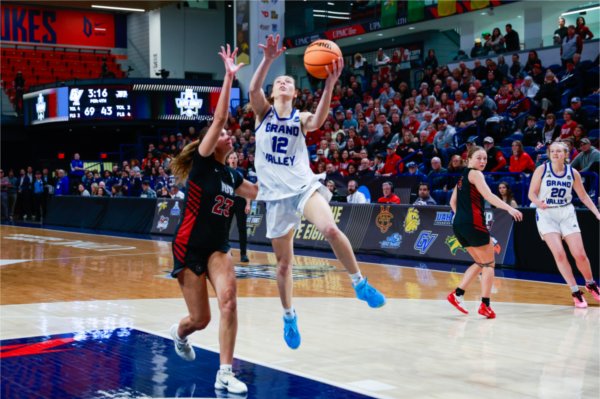 Nicole Kamin drives to the basket for a layup during the national championship on March 28 at UPMC Cooper Fieldhouse.