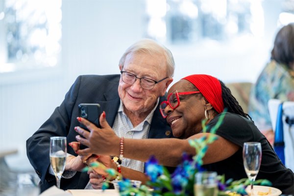 Robbie Mondine &#8217;76 takes a selfie with President Emeritus Arend &#8220;Don&#8221; Lubbers during an Alumni Golden Reunion celebration at the Alumni House during Homecoming October 3.