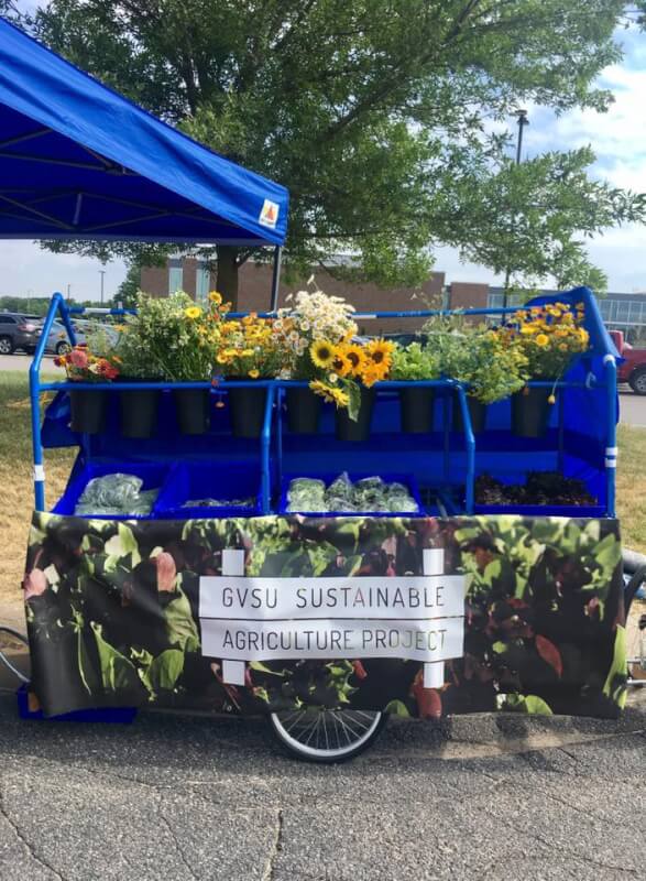 A photo of the mobile market. 