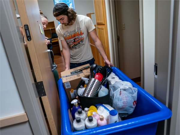 Accounting major Isabelle Wygant moves into Winter Hall with the help of her boyfriend, marketing major Alexander Sangsland.