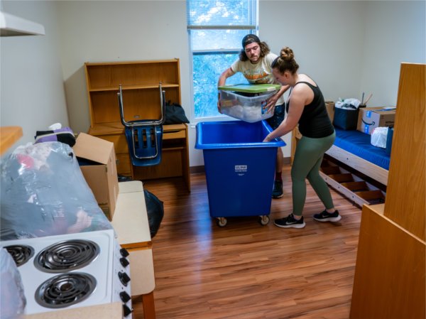 Accounting major Isabelle Wygant moves into Winter Hall with the help of her boyfriend, marketing major Alexander Sangsland.