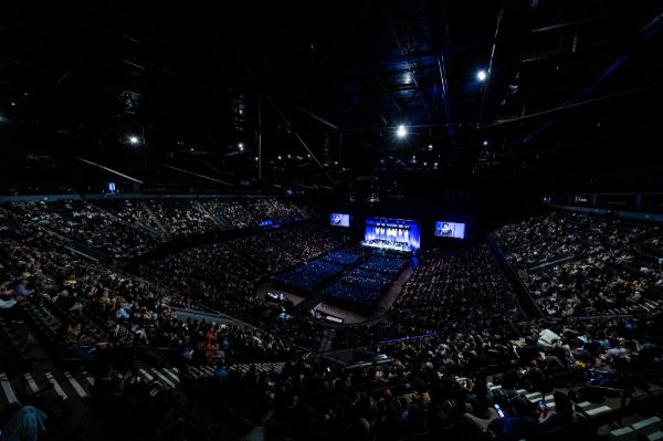  An overall photo of an arena for university commencement.