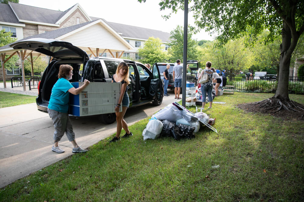 New and returning Grand Valley students move in to living centers.