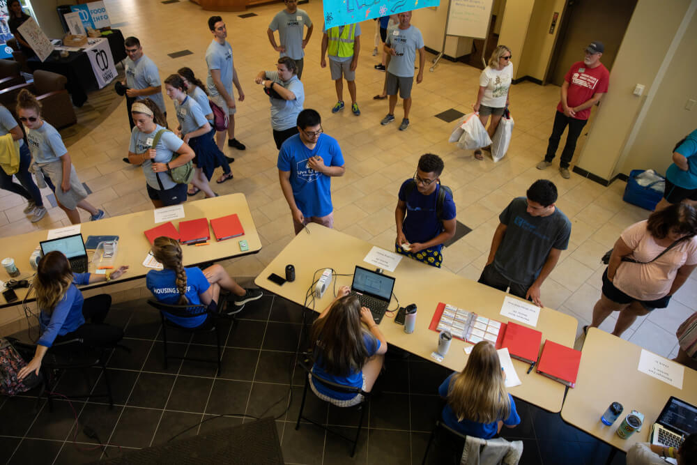 GVSU students check in during move-in week.