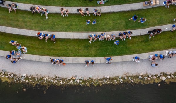 Students sit near Zumberge Pond as part of the Laker Kickoff on August 22.