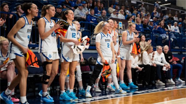 The Lakers' bench celebrates