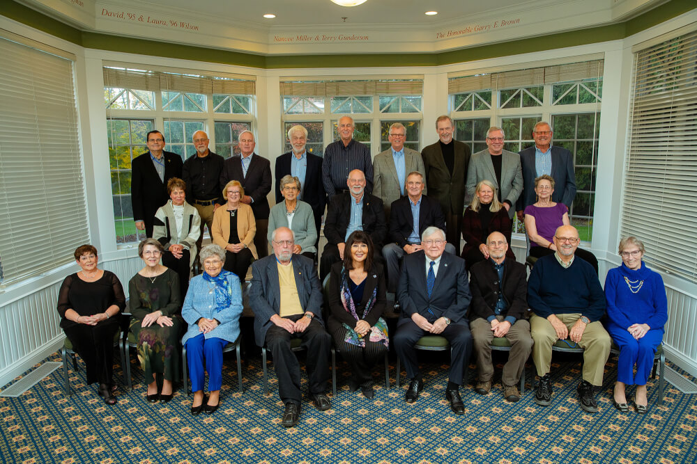 large group of three rows of people, members of the class of 1969 and President Mantella, President Emeritus Lubbers