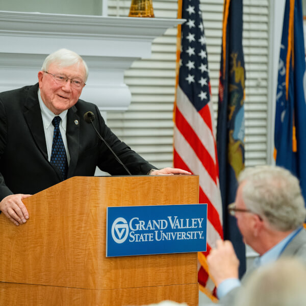 President Emeritus Arend Lubbers at the podium in the alumni house.