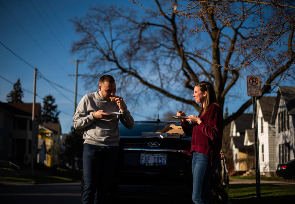 Skyler and Ashley Mills, both GV alums, are part of the Coronavirus Civilian Corps. They supported a ýtargeted spendý at Mitten Brewing Company by having a ýpizza picnicý on the trunk of their car.