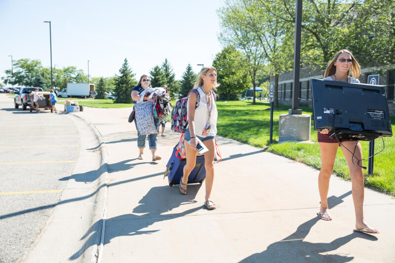 Volunteers help new students move on campus.