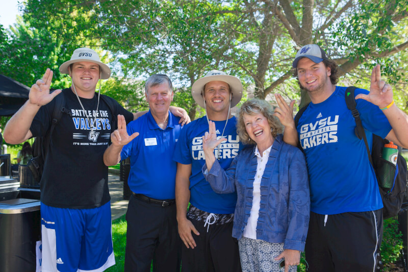 President Thomas J. Haas and his wife, Marcia, hand out ice cream to new students and volunteers.