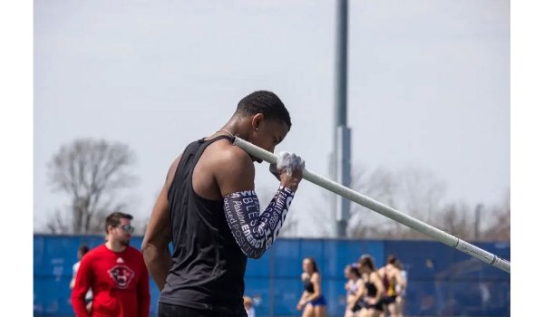 Jaden Blake preparing to pole vault.