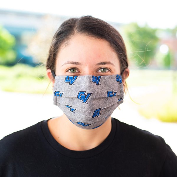 Student in GVSU face mask.