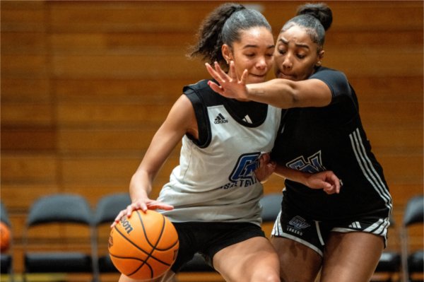 Tayla Dillard covers Anayya Davis during a drill at the women's basketball team's practice.