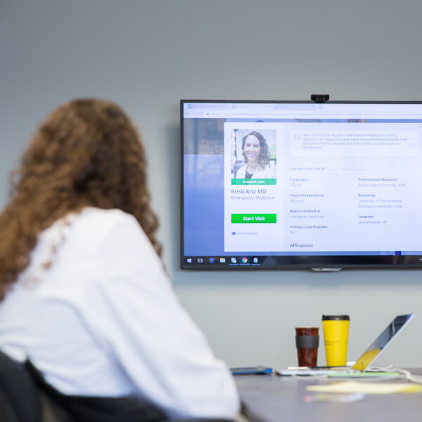 Physician assistant students learn about online health care.