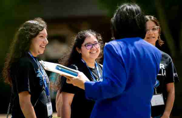 President Mantella speaks with students during the second day of move-in on the Allendale campus.