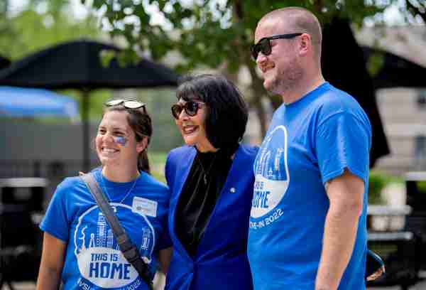 President Mantella visited with alumni volunteers during the second day of move-in.