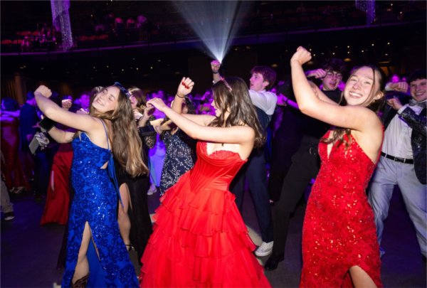 Students dance together during Presidents' Ball. 