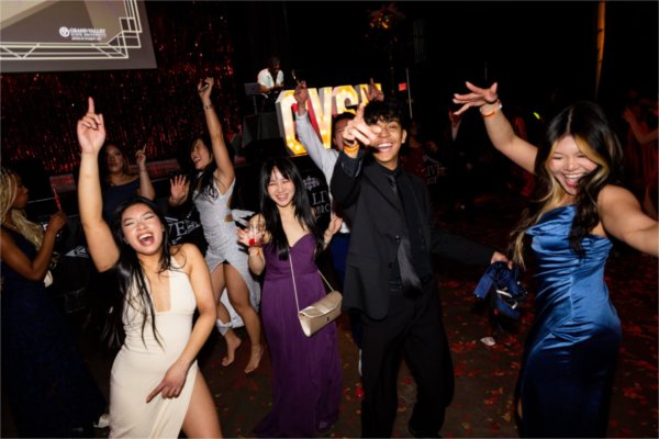 Students dance together at Presidents' Ball.