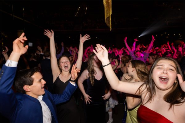 Students dance together at Presidents' Ball. 