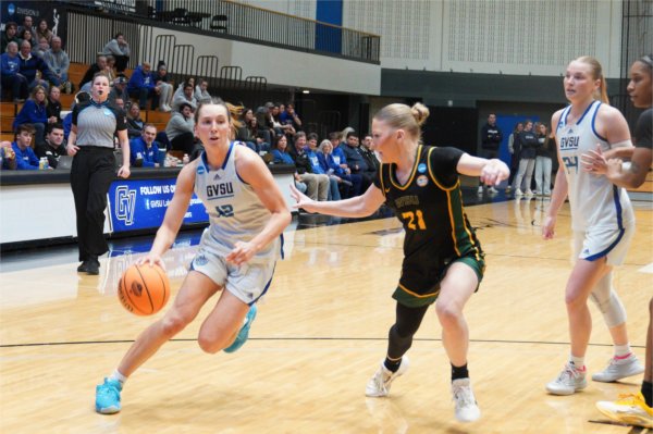 Redshirt Senior Nicole Kamin drives past a Wayne State defender.