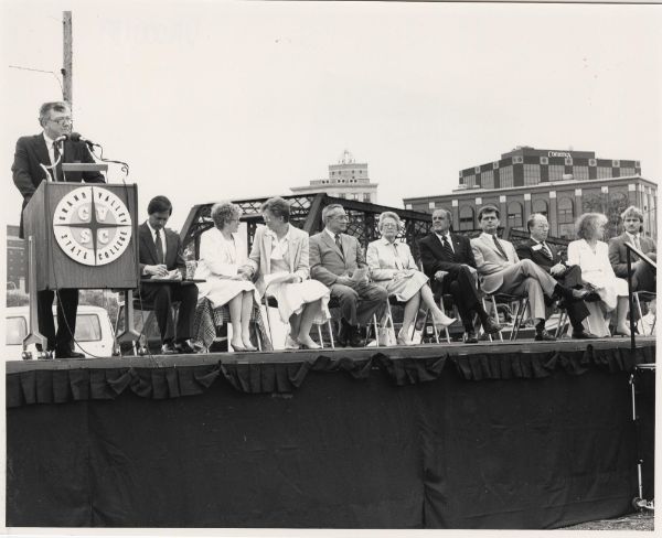 President Emertius Arend D. Lubbers addresses a ground breaking ceremony for the Eberhard Center in 1986