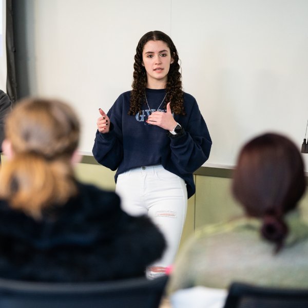 Honors College student leads discussion with prospective students
