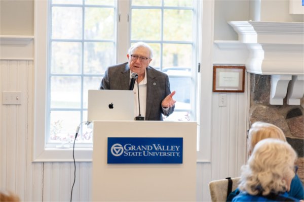 President Emeritus Don Lubbers addresses the class of 1975. 