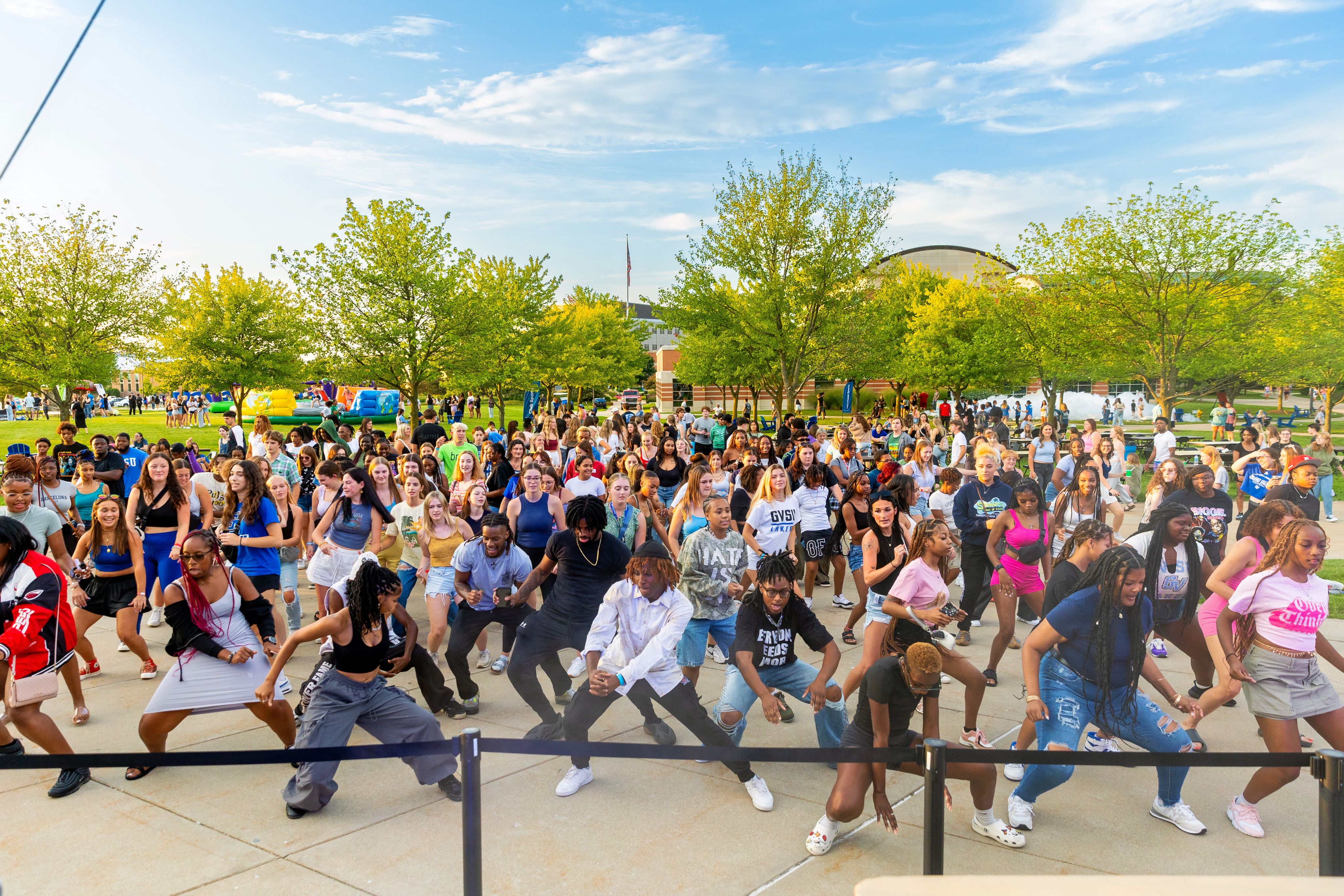 Hundreds of GVSU students dancing at Laker Kickoff 2024